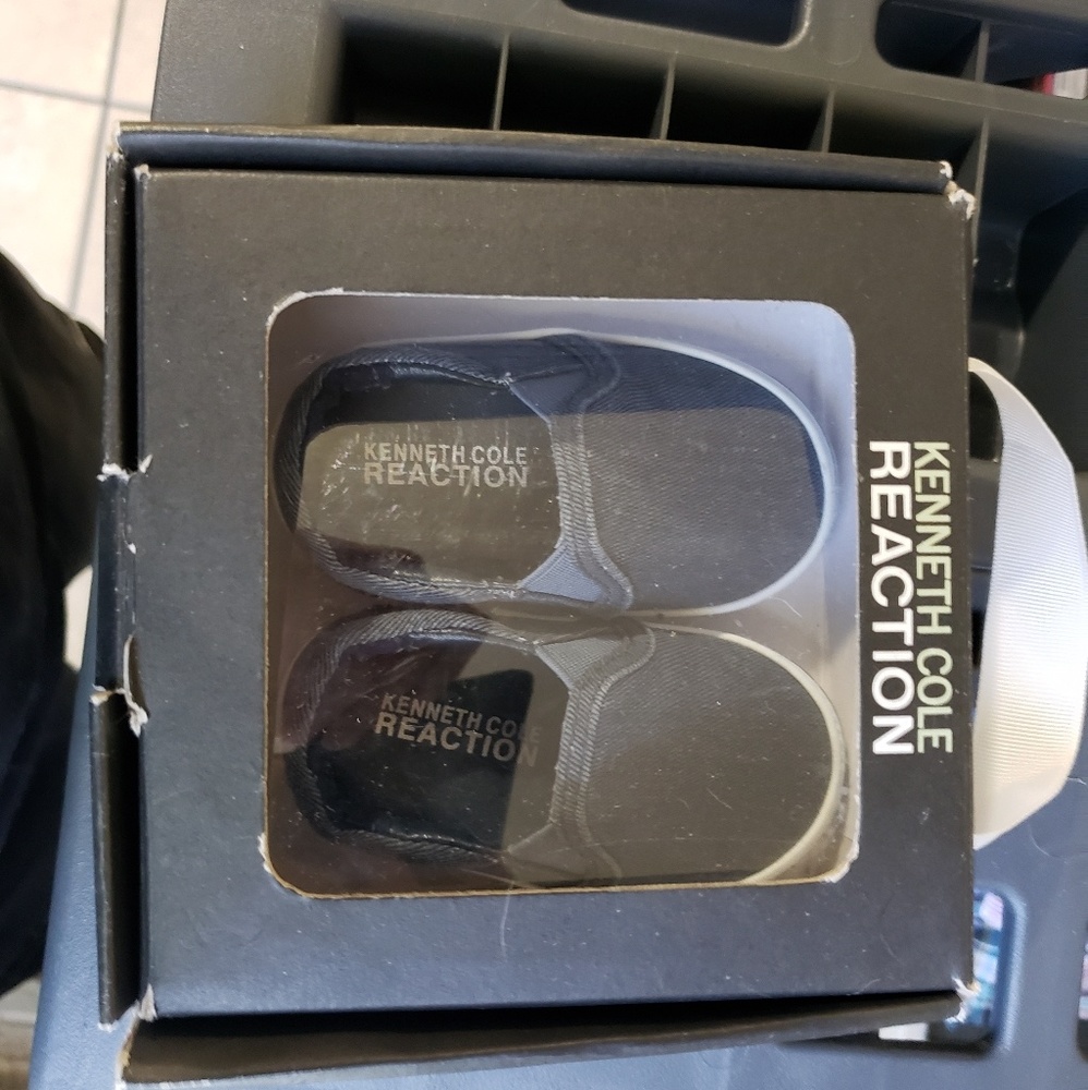 Kenneth Cole Reaction Size 6 to 9 months